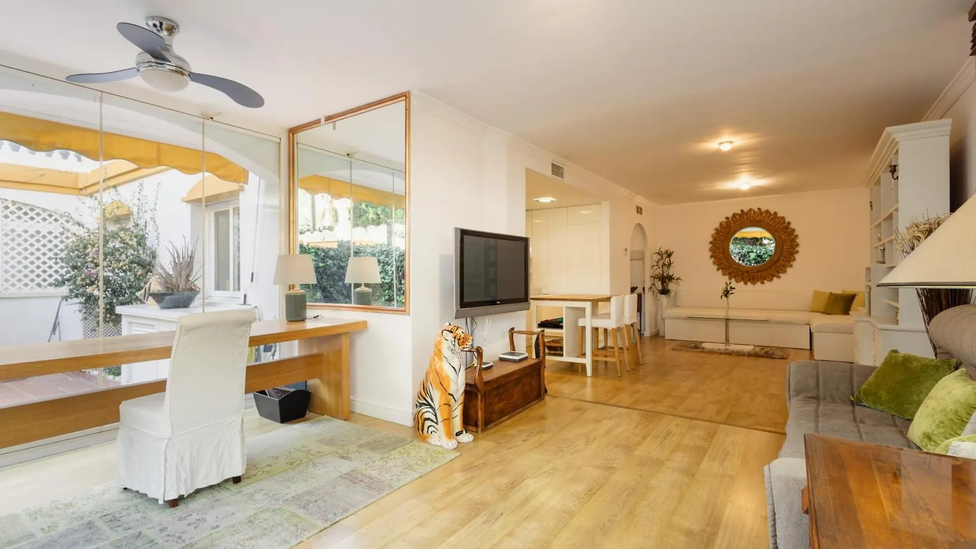 Ground Floor Holiday Apartment With Terrace And Pool In Puerto Banus, Marbella