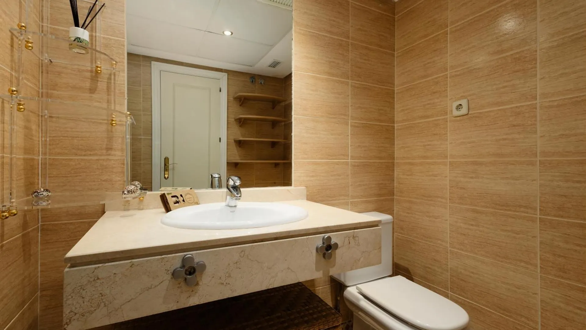 Ground Floor Holiday Apartment With Terrace And Pool In Puerto Banus, Marbella