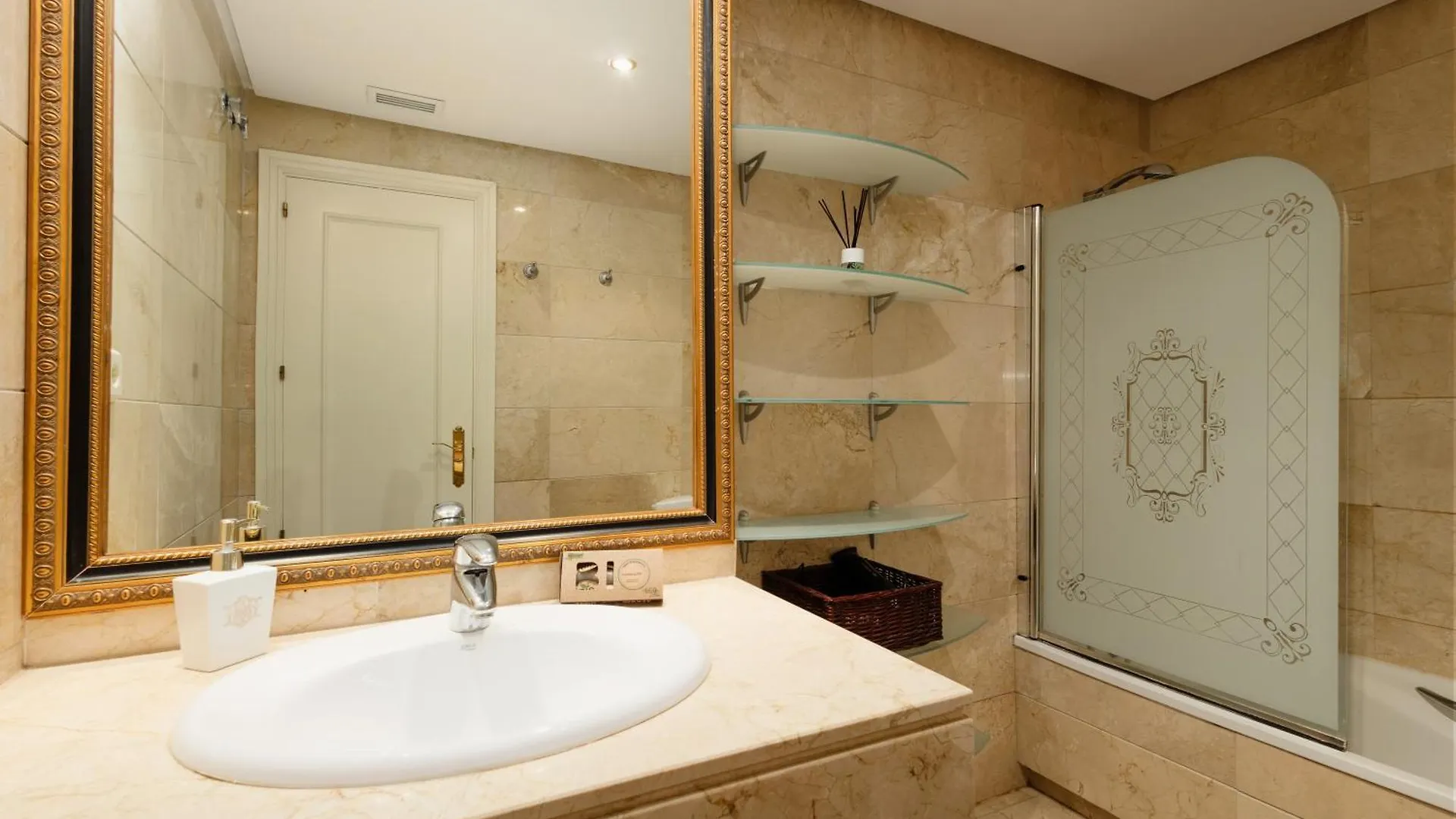 Ground Floor Holiday Apartment With Terrace And Pool In Puerto Banus, Marbella