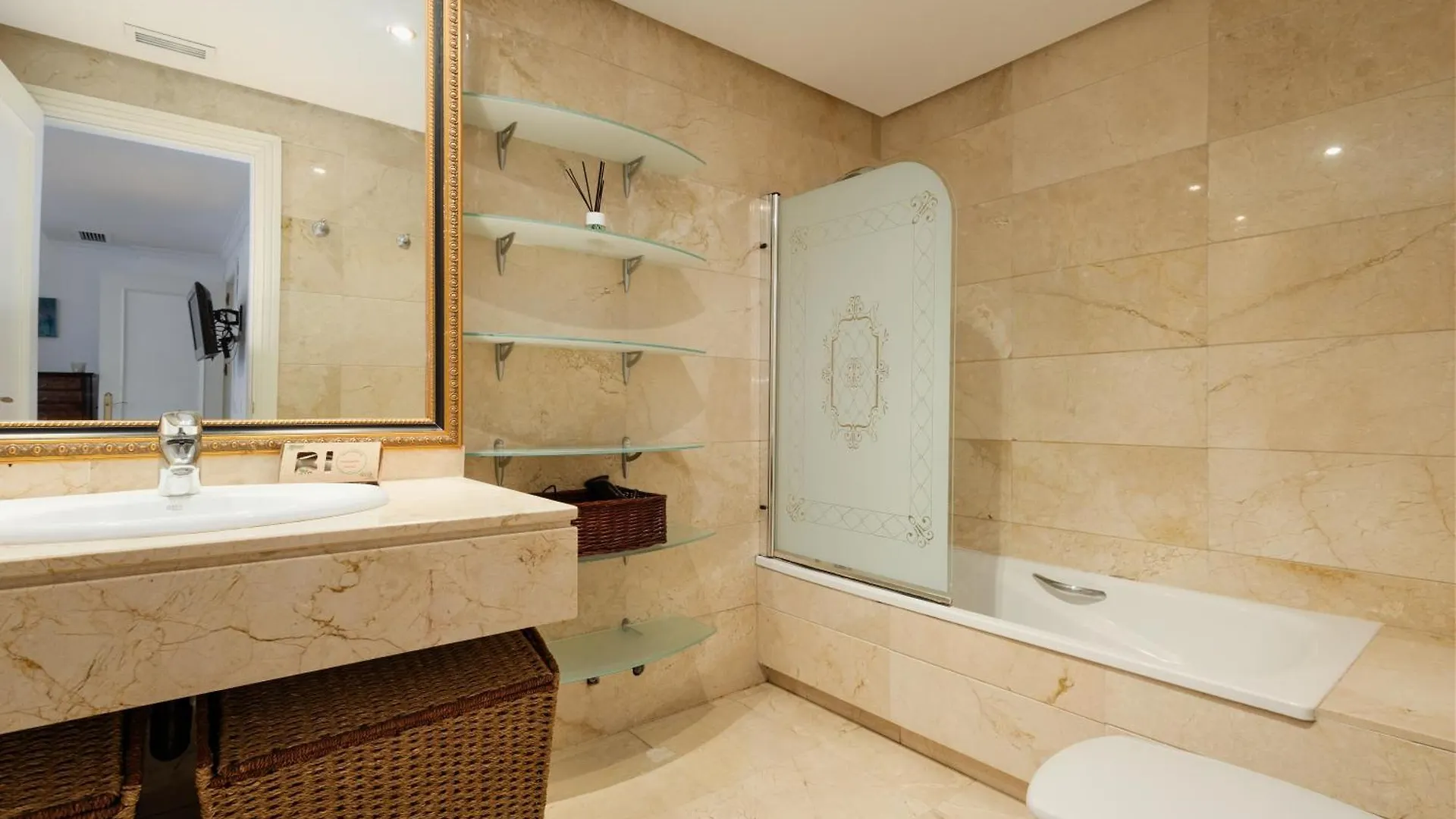 Ground Floor Holiday Apartment With Terrace And Pool In Puerto Banus, Marbella