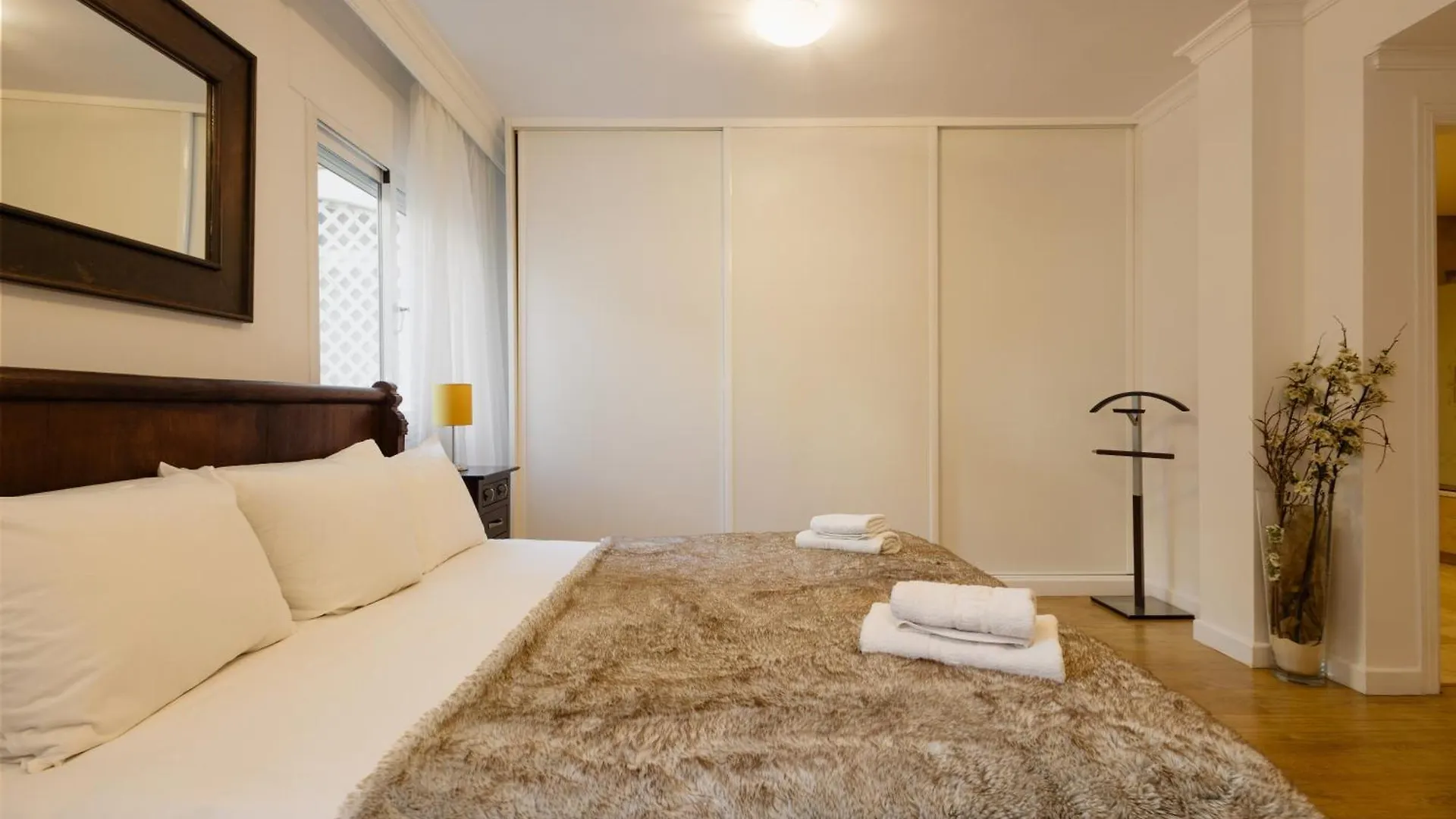 Ground Floor Holiday Apartment With Terrace And Pool In Puerto Banus, Marbella
