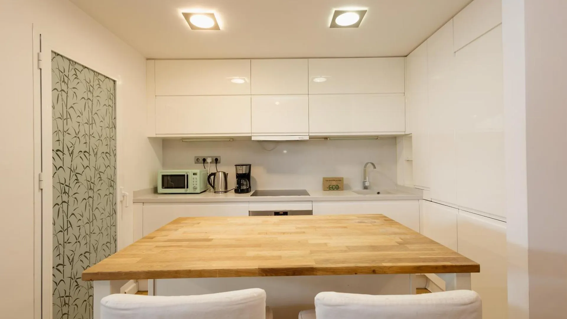 Ground Floor Holiday Apartment With Terrace And Pool In Puerto Banus, Marbella Spain