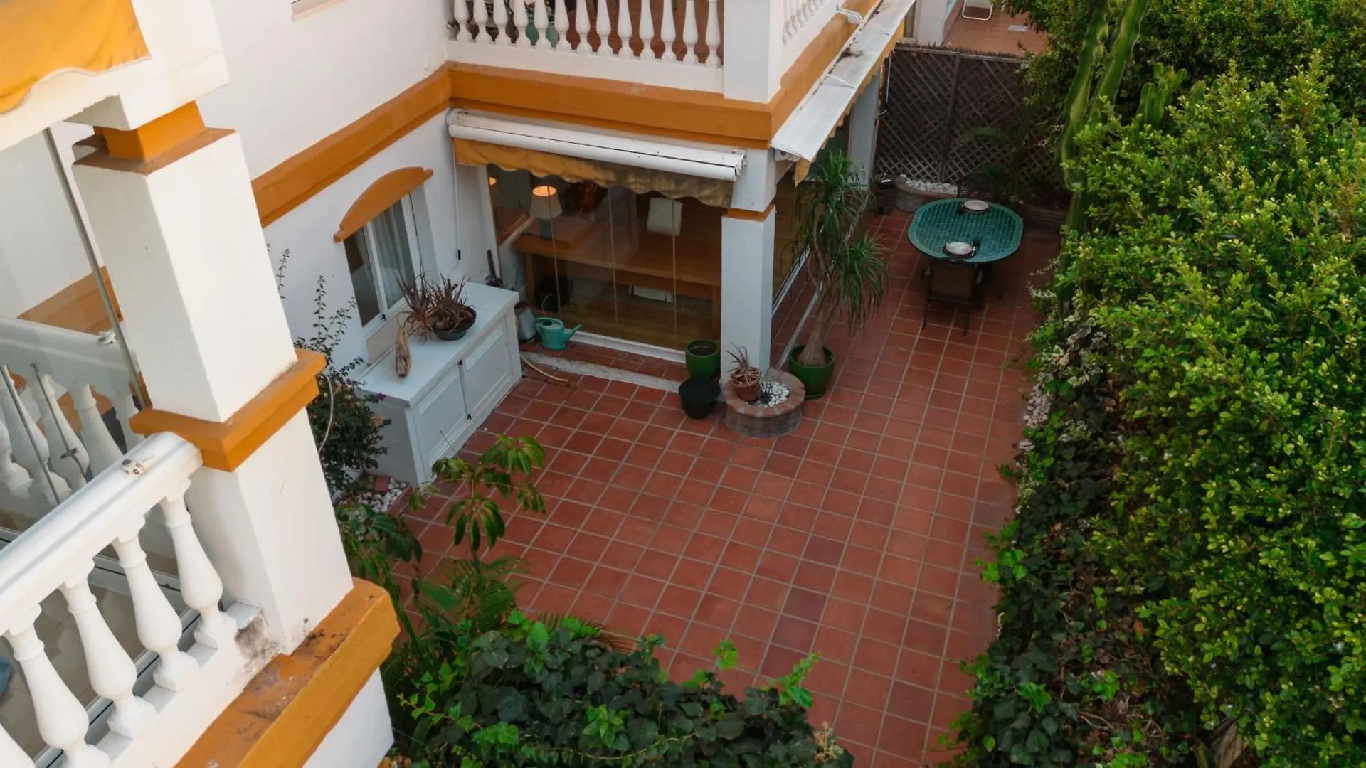 Ground Floor Holiday Apartment With Terrace And Pool In Puerto Banus, Marbella