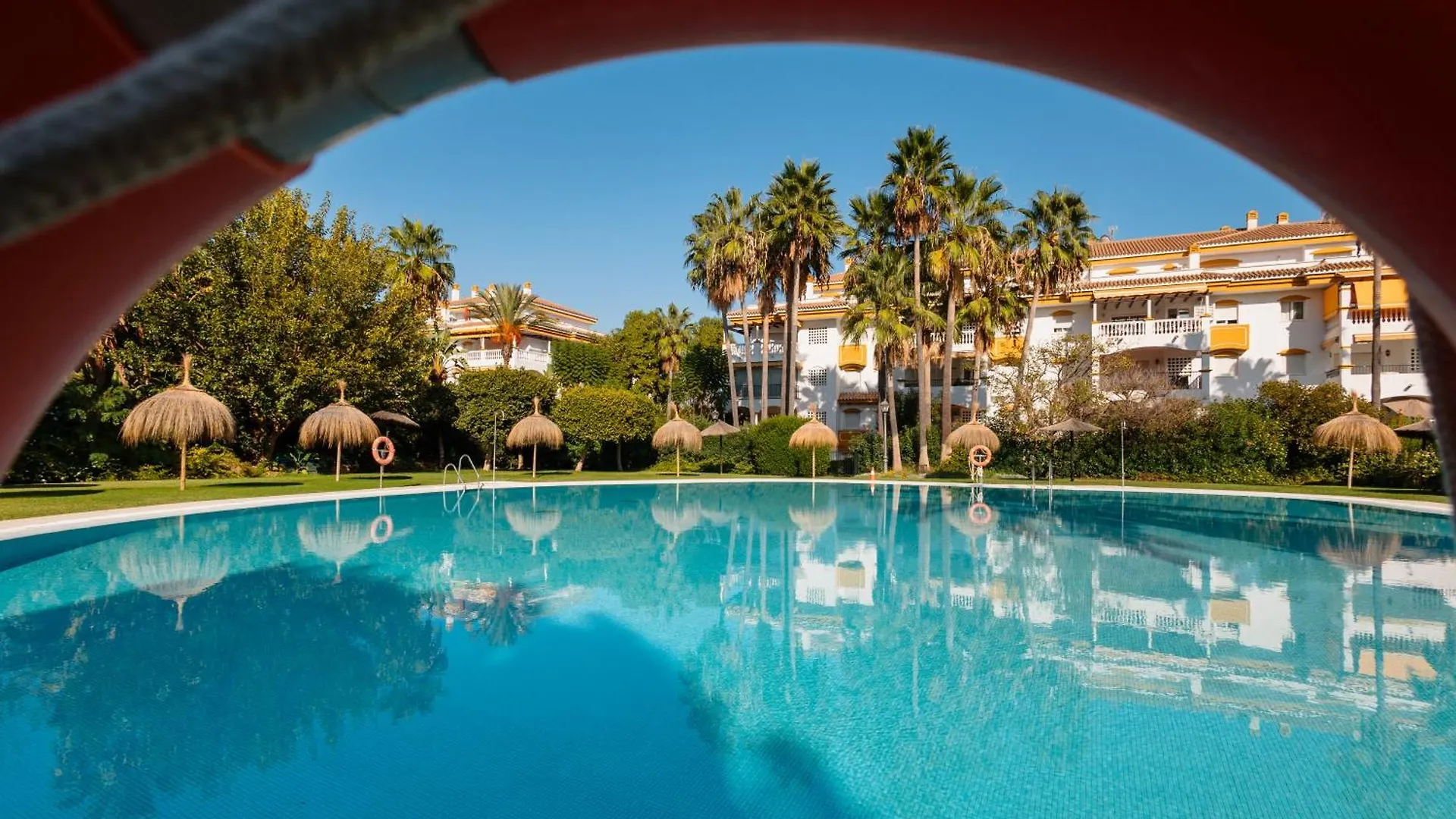 Ground Floor Holiday Apartment With Terrace And Pool In Puerto Banus, Marbella