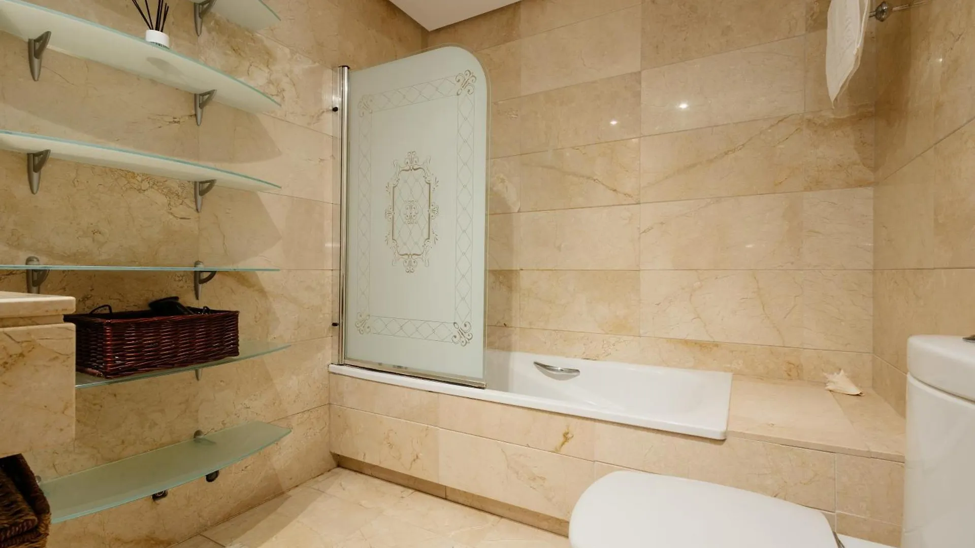 Ground Floor Holiday Apartment With Terrace And Pool In Puerto Banus, Marbella