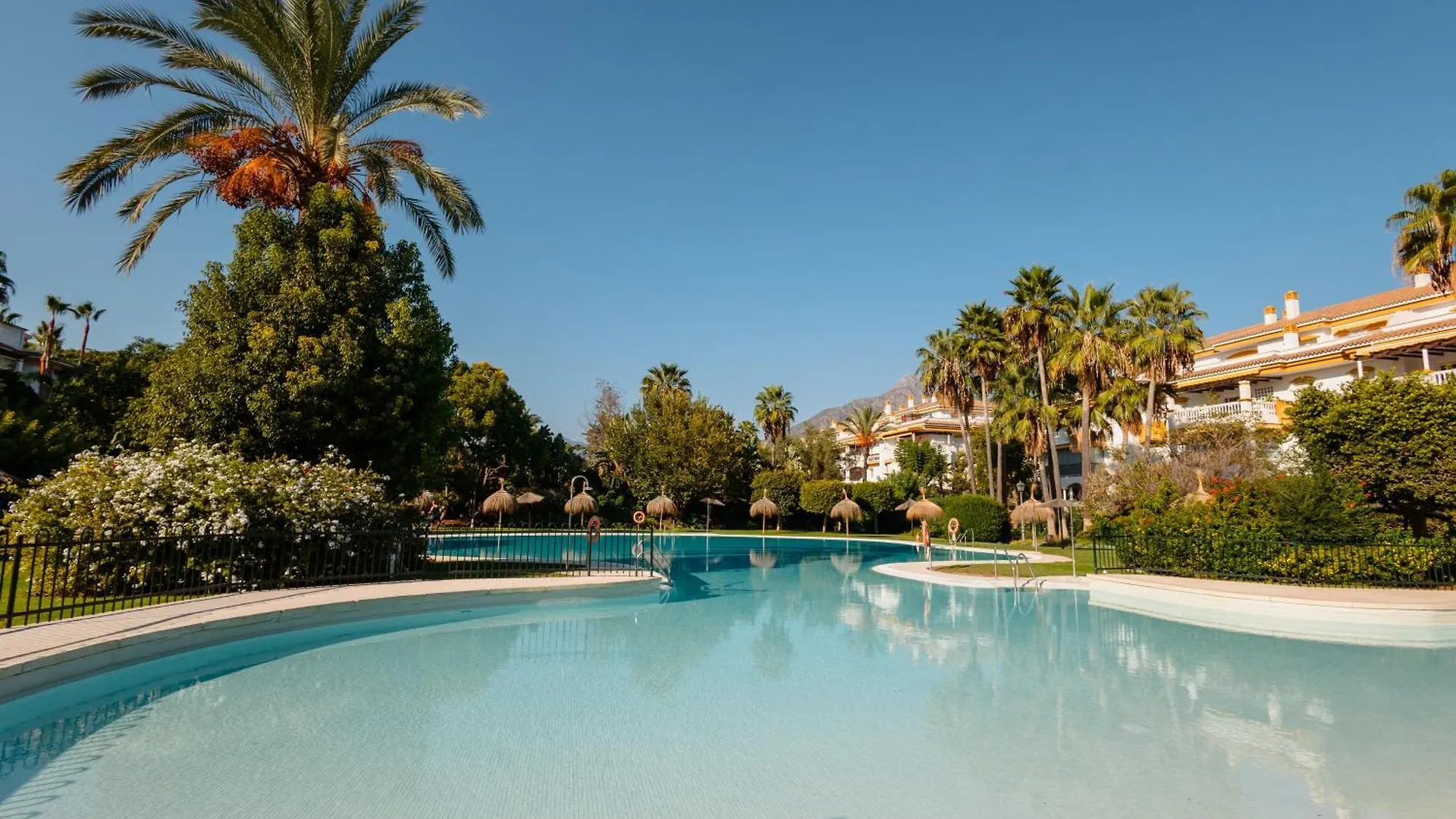 Ground Floor Holiday Apartment With Terrace And Pool In Puerto Banus, Marbella